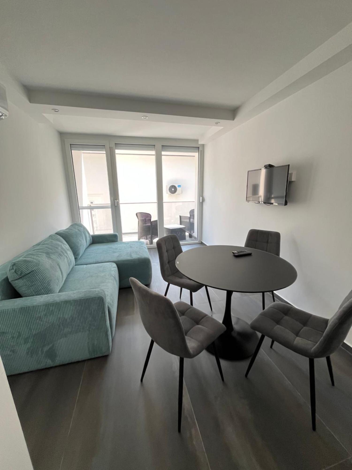 Sunday Rose Apartment